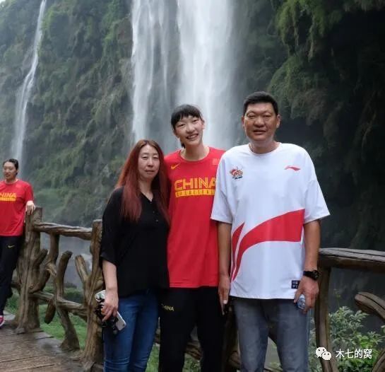汉子脸上的皱纹也舒展开来，感慨道：是啊，这世上还是好人多啊。